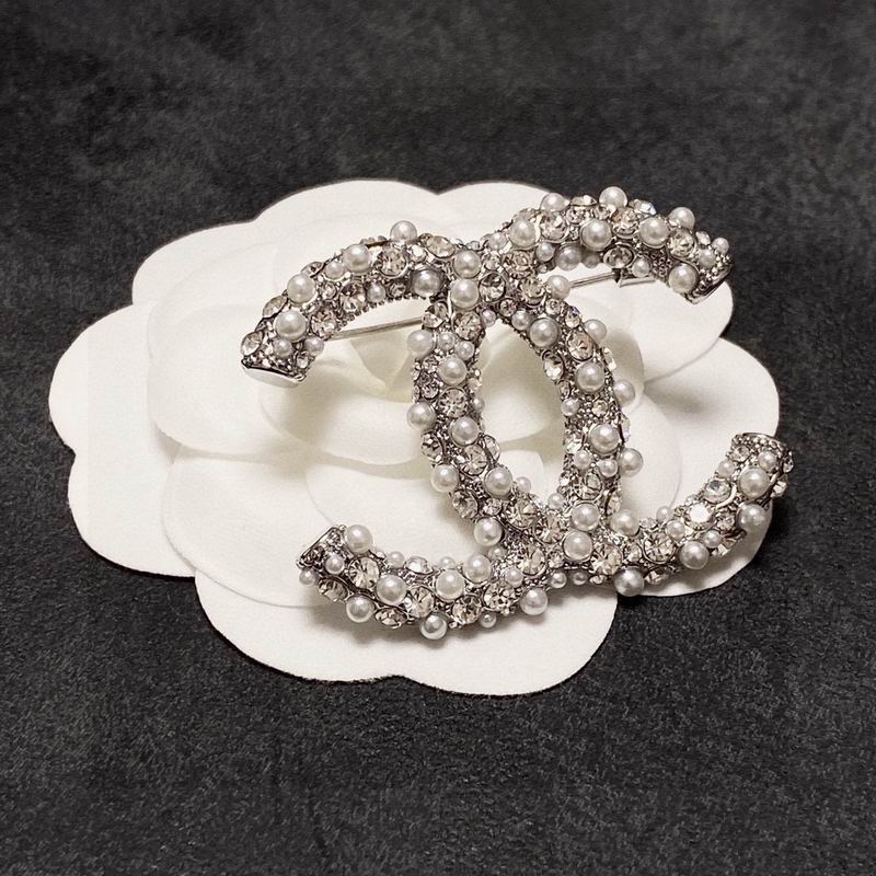Chanel Brooch 1lyx16
