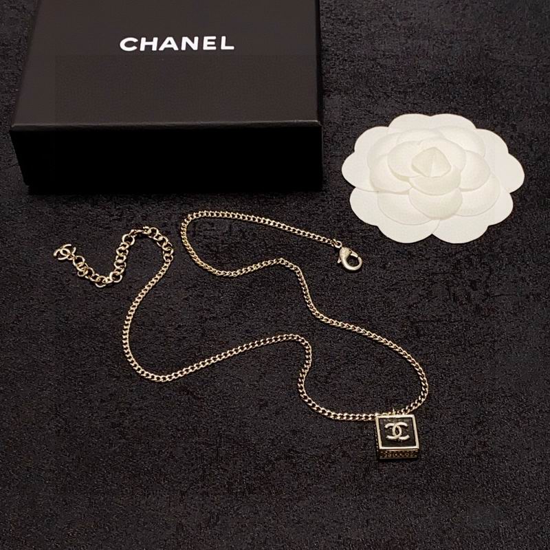 Chanel necklace 1lyx84