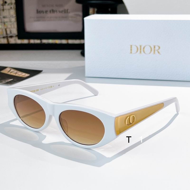 Dior Glow 56 18-140 a