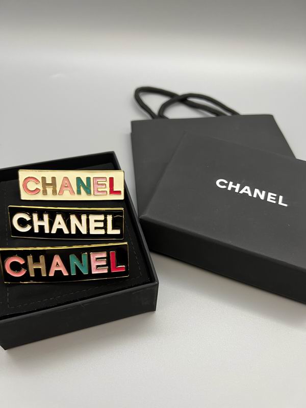 Chanel Brooch 12yxx312
